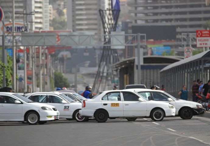 Taxistas en la capital instalan medidas de bioseguridad en sus unidades y presentan modelo Taxistas en la capital instalan medidas de bioseguridad en sus unidades y presentan modelo