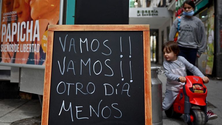 España habilita el ingreso de turistas y anuncia la vuelta del fútbol España habilita el ingreso de turistas y anuncia la vuelta del fútbol