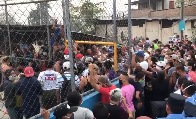 Descontrol provoca entrega de tres mil gallinas en El Carrizal