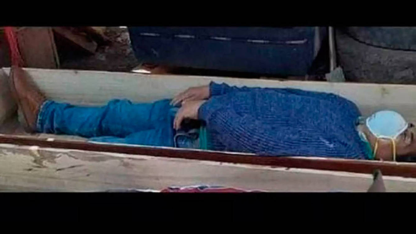 Un alcalde peruano se mete en un ataúd para hacerse el muerto y que no le multen