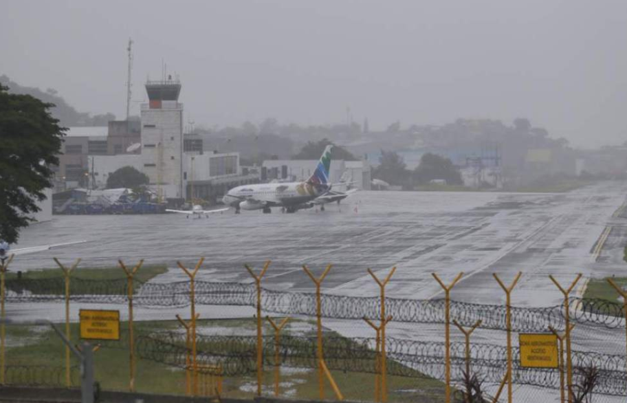 ¡Por densa capa de humo!  viajeros quedan varados en el Aeropuerto Toncontín