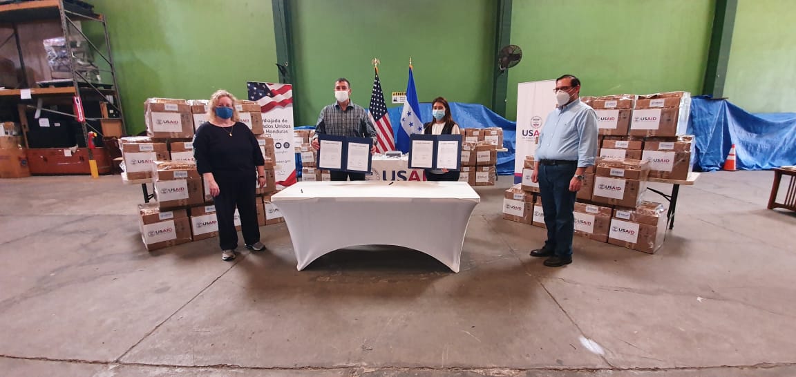 Honduras recibe primeros cincuenta respiradores artificiales de Estados Unidos