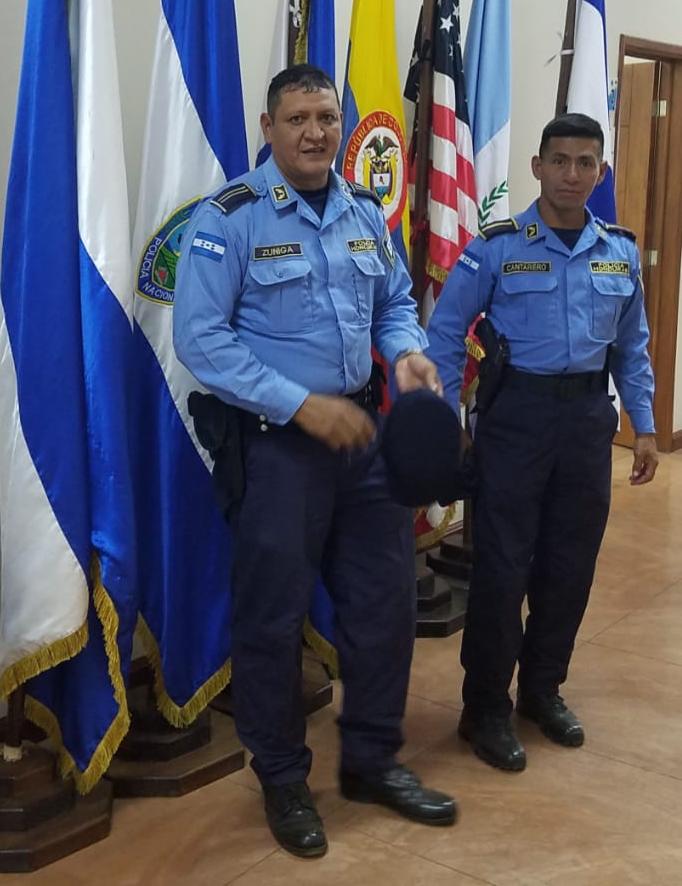 “Mi familia ha estado orando por mí para que Dios me cuide y me proteja de la pandemia y la delincuencia», señala policía