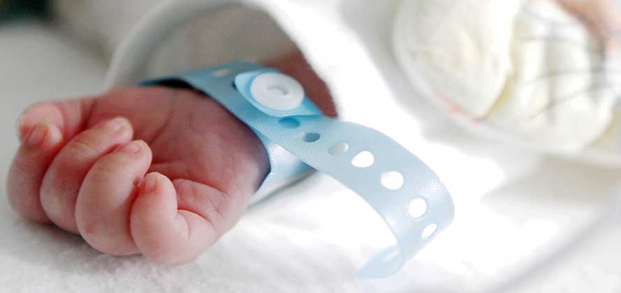 Joven da a luz en el baño sin saber que estaba embarazada, pensó que había engordado por depresión Joven da a luz en el baño sin saber que estaba embarazada, pensó que había engordado por depresión