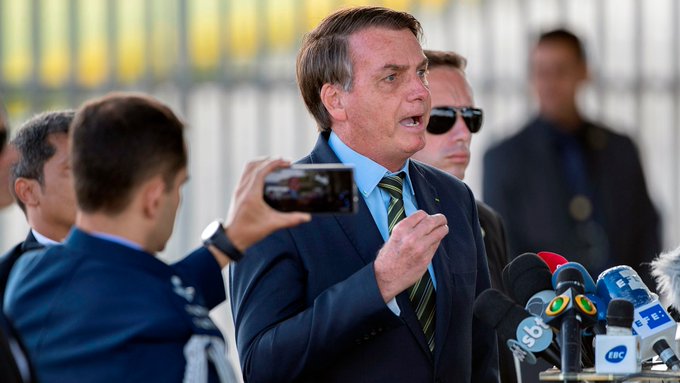 Jair Bolsonaro anunció que tomará medidas legales contra el grupo “Anonymous” tras la publicación de sus datos personales Jair Bolsonaro anunció que tomará medidas legales contra el grupo “Anonymous” tras la publicación de sus datos personales