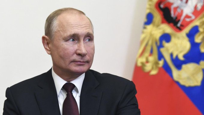 Vladimir Putin se protege del coronavirus con un túnel especial que desinfecta a todo el que pasa para reunirse con él Vladimir Putin se protege del coronavirus con un túnel especial que desinfecta a todo el que pasa para reunirse con él