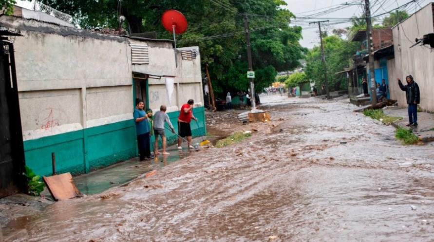 Alerta roja en El Salvador por fuertes lluvias de la tormenta tropical Amanda Alerta roja en El Salvador por fuertes lluvias de la tormenta tropical Amanda