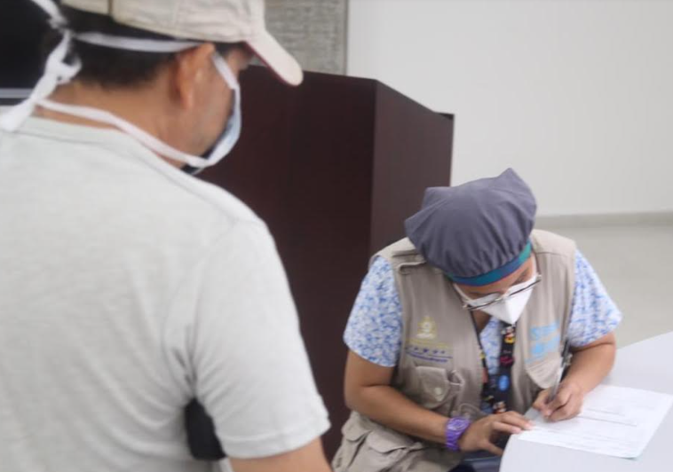 Periodistas se someten a tercera jornada de aplicación de pruebas PCR-RT en UNAH-VS