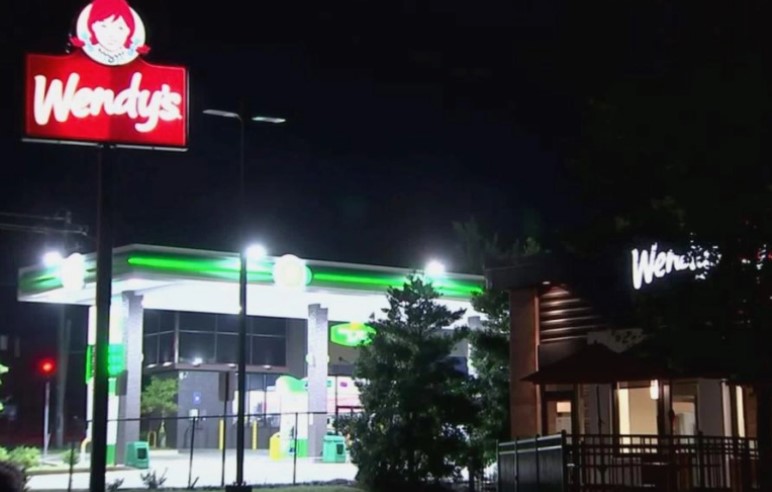 EEUU: Policía de Atlanta le dispara a un hombre negro en un restaurante de comida rápidas