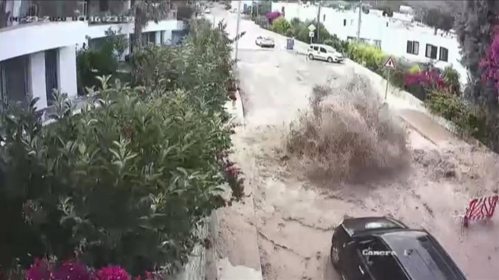 Una calle de Turquía se inunda tras la explosión de una tubería que deja un agujero de cinco metros en el asfalto