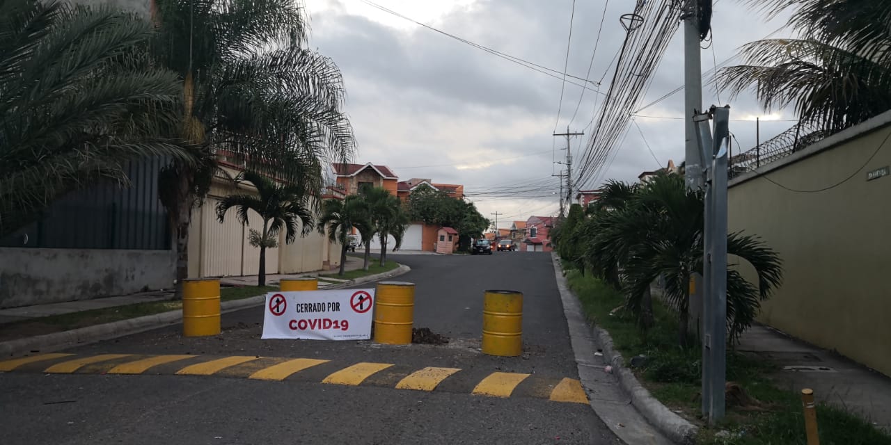 Vecinos de Las Hadas cierran calles de acceso por Covid-19 Vecinos de Las Hadas cierran calles de acceso por Covid-19