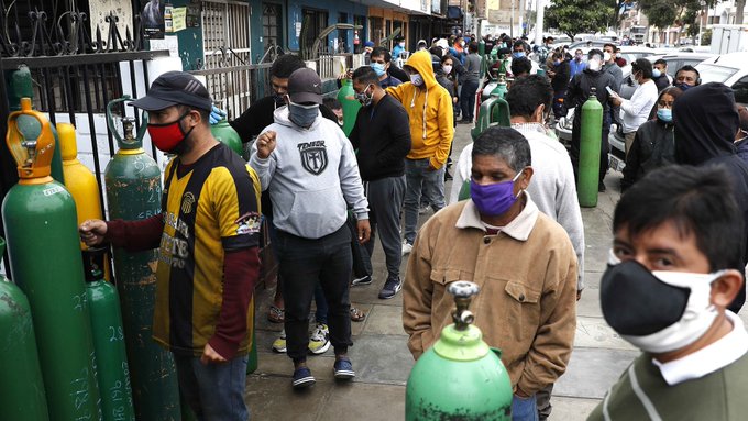 Largas filas y desesperación en Perú para comprar oxígeno a precios exorbitantes en medio de la pandemia
