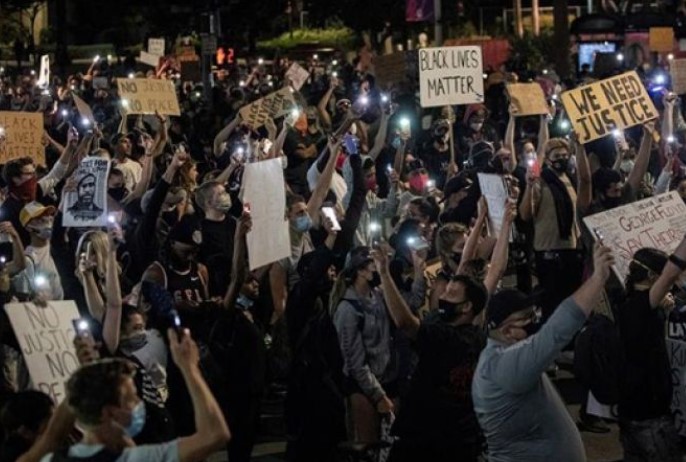 Noche de disturbios durante protestas en tres estados de EE.UU. dejan un tiroteo y arrestos Noche de disturbios durante protestas en tres estados de EE.UU. dejan un tiroteo y arrestos