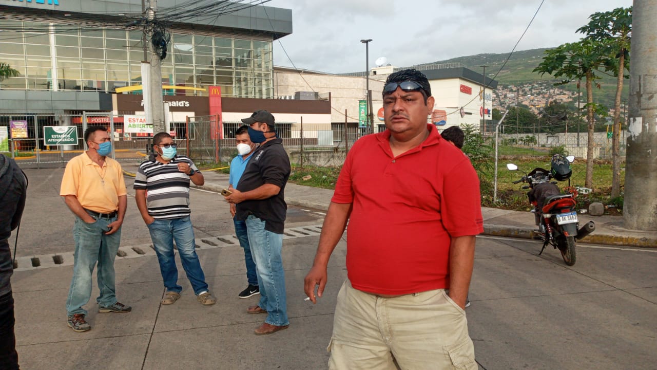 Taxistas protestan a la salida a Olancho porque quieren el bono en efectivo