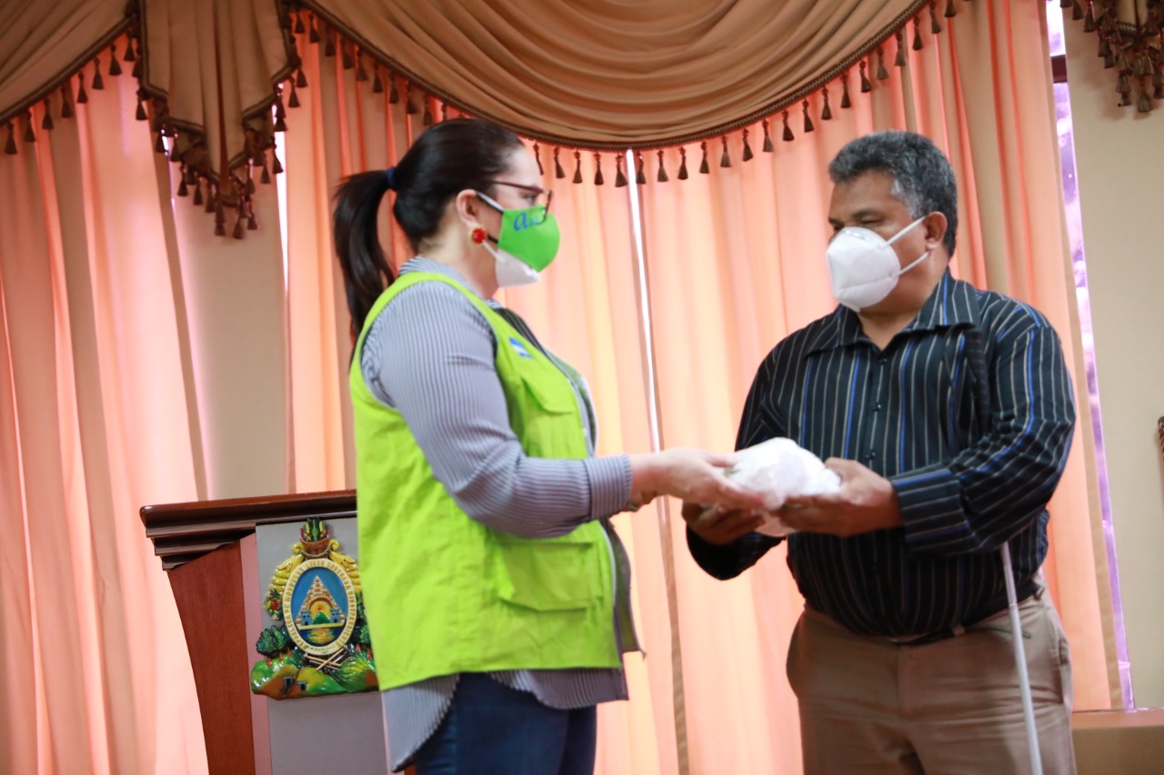 Primera Dama realiza donación de 200 mil mascarillas al sector de discapacidad
