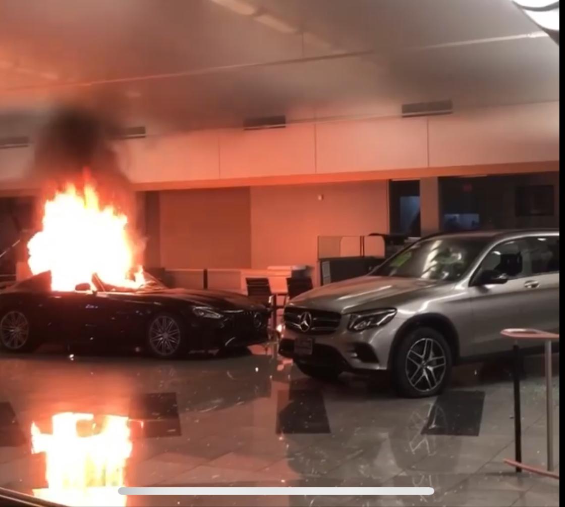 EEUU: Queman y destruyen lujosos autos Mercedes Benz durante las protestas tras la muerte de George Floyd