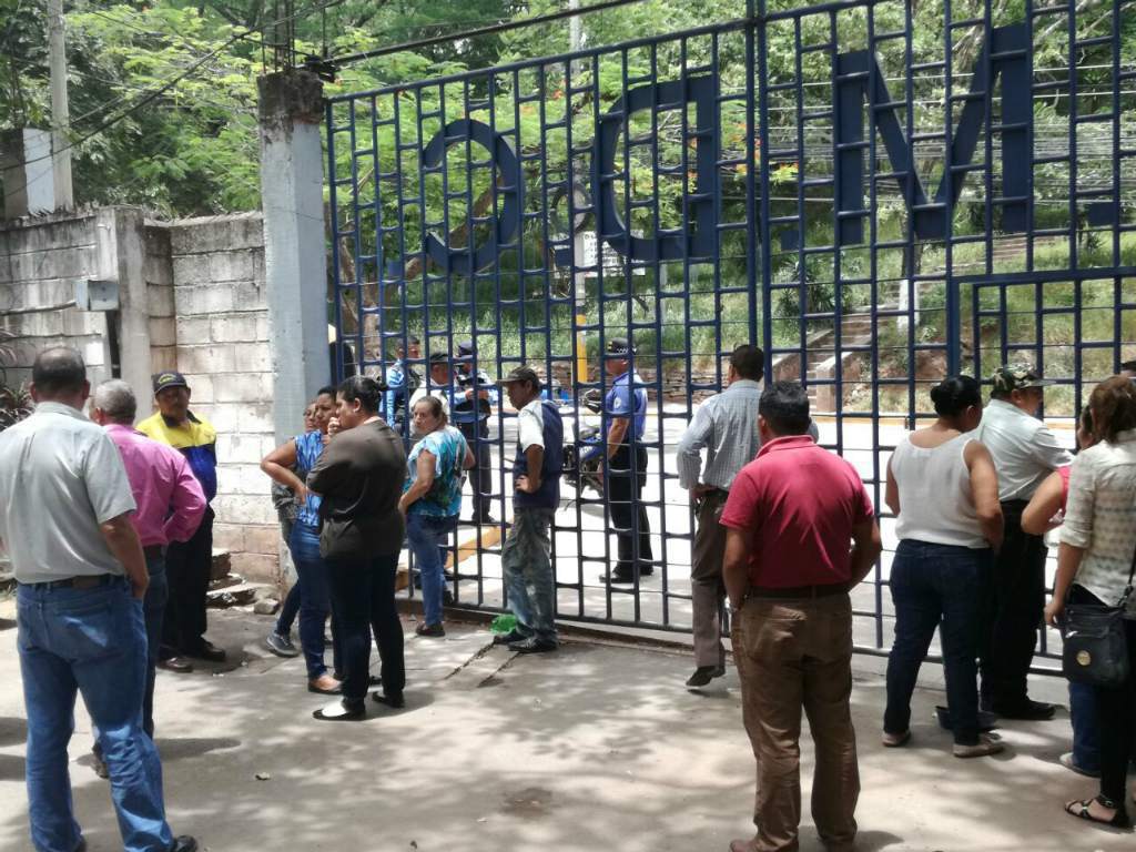 Empleados de la alcaldía capitalina se quejan porque no hay transporte para presentarse a trabajar Empleados de la alcaldía capitalina se quejan porque no hay transporte para presentarse a trabajar