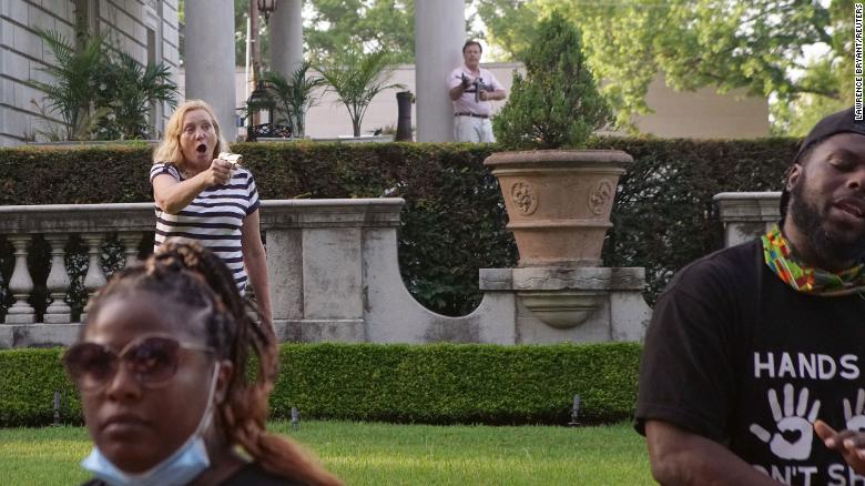 Lo que sabemos sobre la pareja que blandió armas de fuego ante manifestantes en St. Louis Lo que sabemos sobre la pareja que blandió armas de fuego ante manifestantes en St. Louis