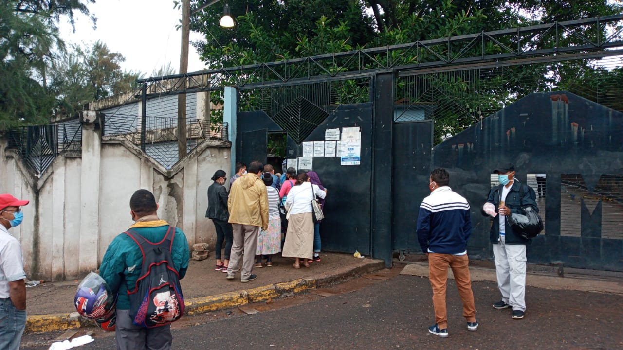 Pacientes hacen fila para ser atendidos en el Hospital Mario Mendoza Pacientes hacen fila para ser atendidos en el Hospital Mario Mendoza