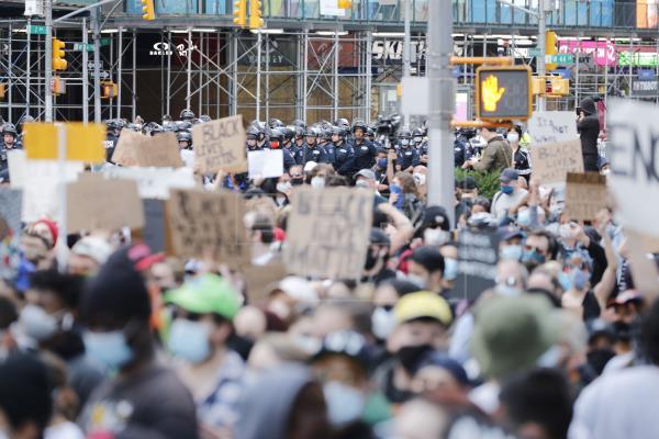 Nueva York decreta toque de queda y dobla presencia policial por las protestas