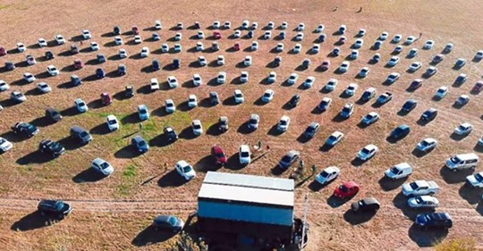 Celebran una auto-misa que rompió la cuarentena