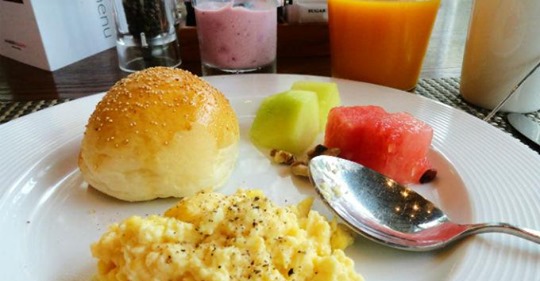 El peor error que siempre cometes al desayunar