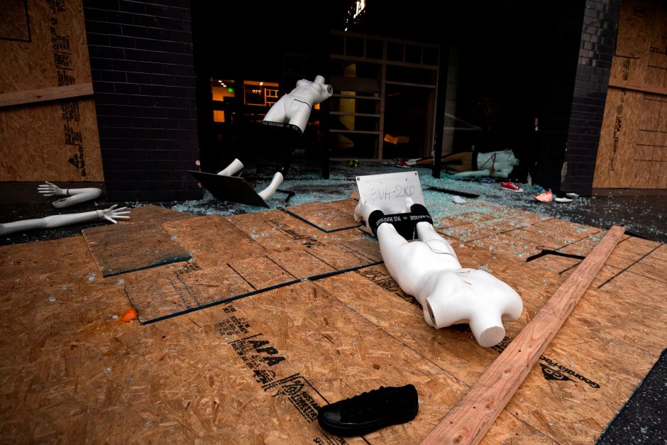 FBI y LAPD usarán fotos y videos para identificar a involucrados en saqueos; extienden el toque de queda