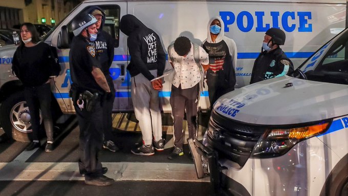 Nueva York pidió investigar nuevo caso de brutalidad policial contra un menor Nueva York pidió investigar nuevo caso de brutalidad policial contra un menor