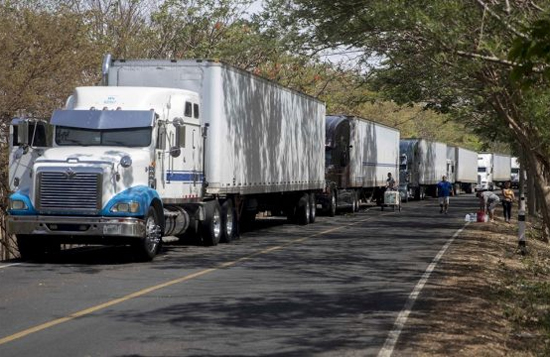 Transportistas hondureños tienen dos meses de estar varados en Tecum Uman
