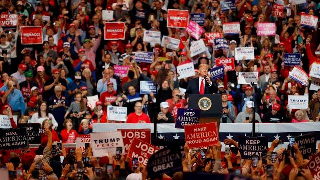 Trump obvia la pandemia y denuncias de racismo en su regreso a campaña