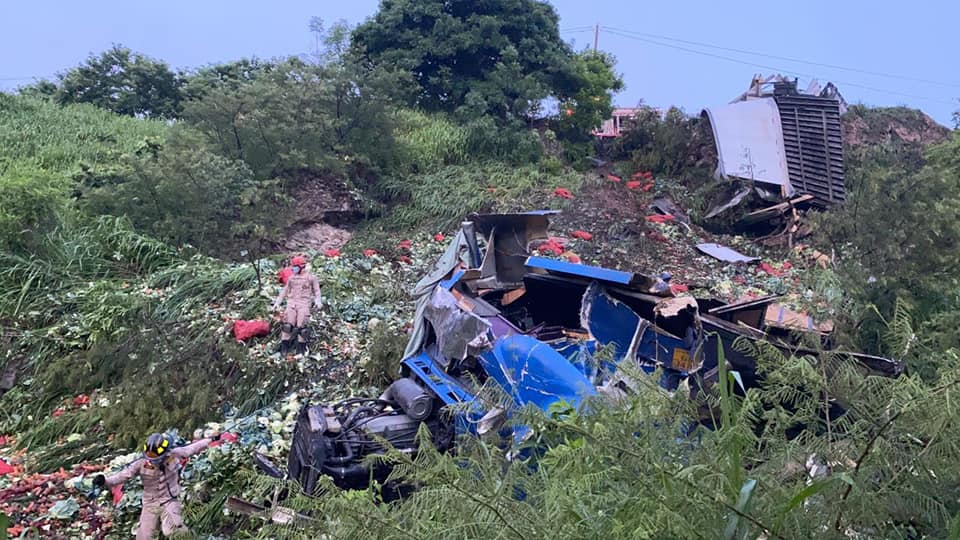 Rastra guatemalteca cargada de vegetales cae a una hondonada.