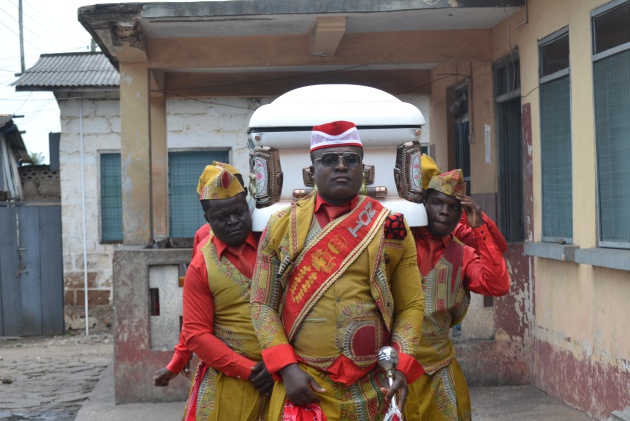 La historia de Benjamín Aidoo, el líder de los africanos que bailó en los funerales La historia de Benjamín Aidoo, el líder de los africanos que bailó en los funerales
