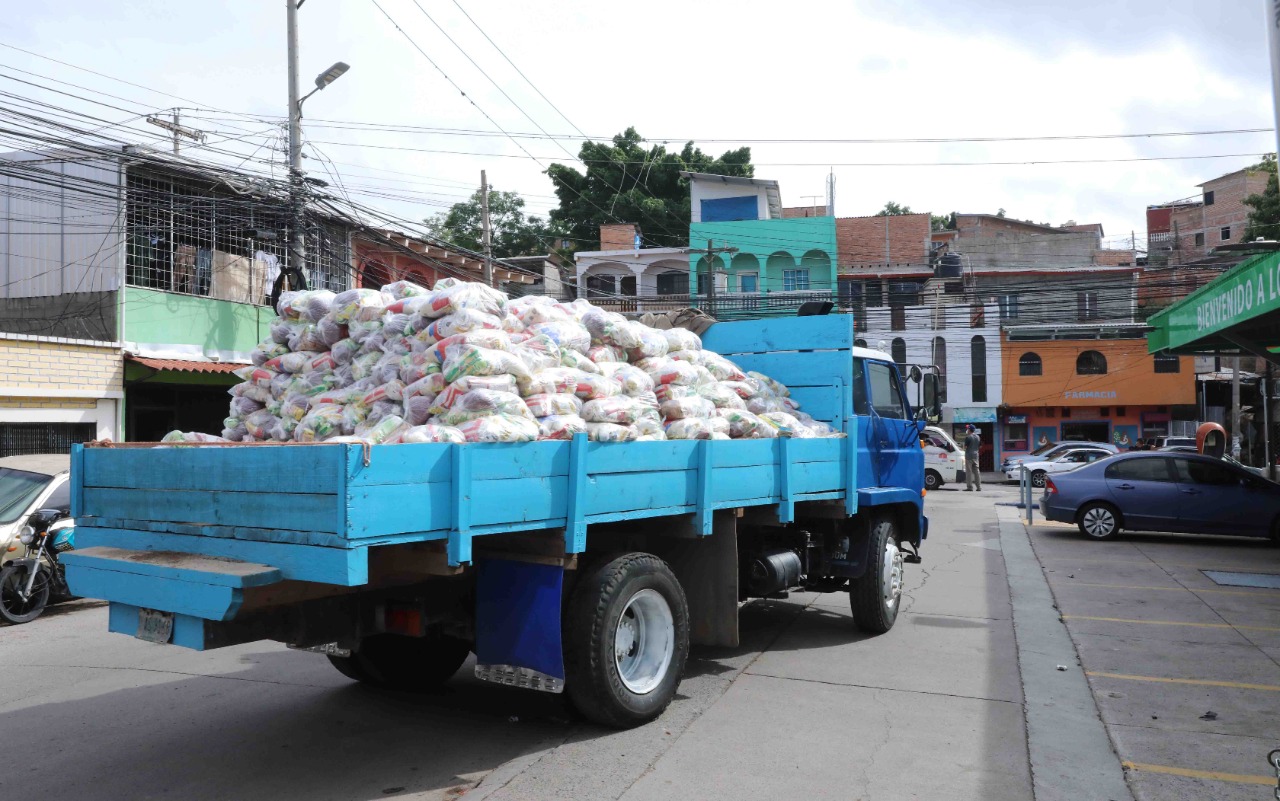 Taxistas son beneficiados por sexta vez con alimentos de Honduras Solidaria Taxistas son beneficiados por sexta vez con alimentos de Honduras Solidaria