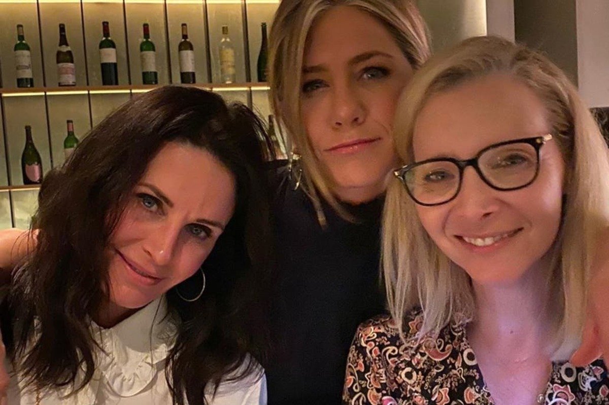 Actrices estadounidenses Jennifer Aniston, Courteney Cox y Lisa Kudrow hacen campaña para las elecciones
