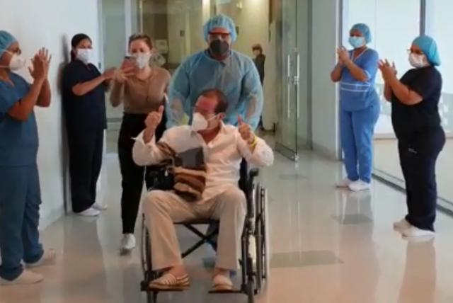 En gimnasio municipal de SPS: Con aplausos dan de alta a pacientes que vencen el COVID-19 En gimnasio municipal de SPS: Con aplausos dan de alta a pacientes que vencen el COVID-19