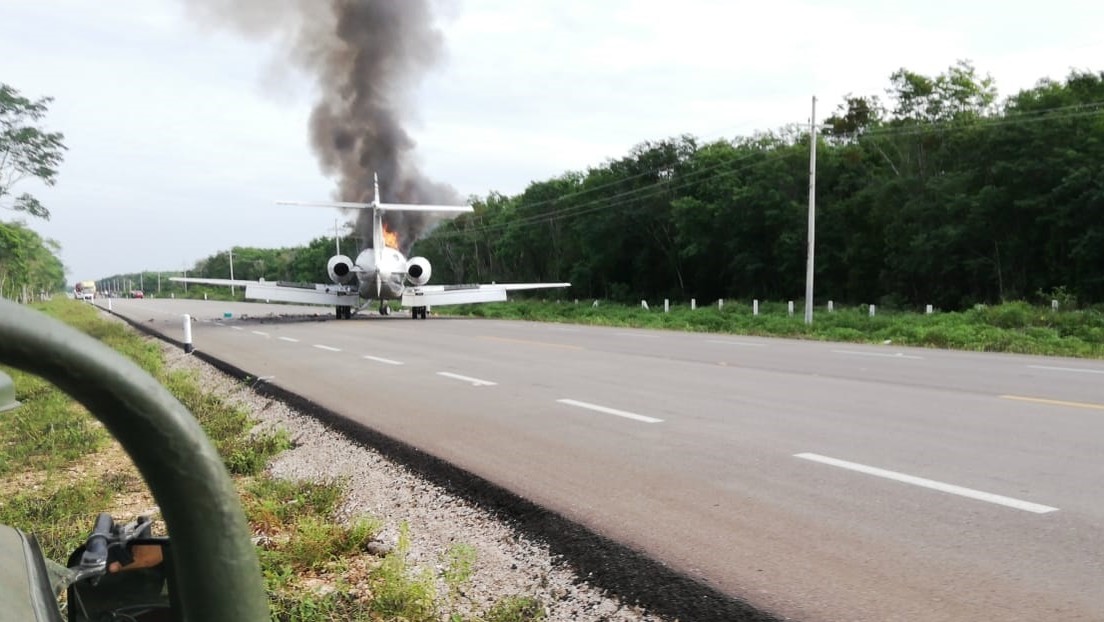 Hallan de casi 400 kilos de supuesta cocaína proveniente de la aeronave que se incendió en México