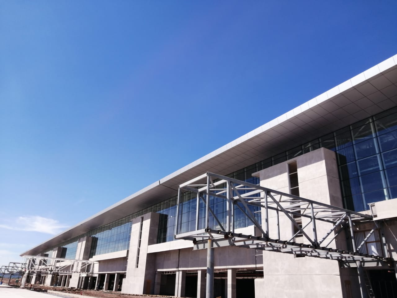 Instalan estructura de las siete mangas del Aeropuerto Internacional de Palmerola Instalan estructura de las siete mangas del Aeropuerto Internacional de Palmerola