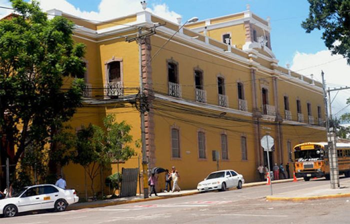 Director del San Felipe: Camas para atender pacientes de COVID-19 están ocupadas en su totalidad Director del San Felipe: Camas para atender pacientes de COVID-19 están ocupadas en su totalidad