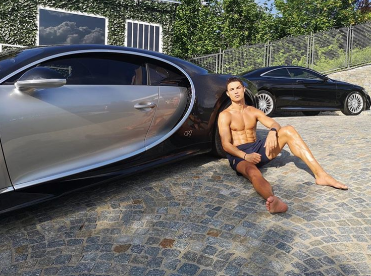 Cristiano Ronaldo revela su nuevo automóvil un Bugatti Chiron Cristiano Ronaldo revela su nuevo automóvil un Bugatti Chiron