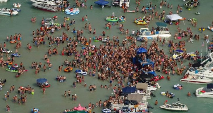 Cientos celebraron el 4 de julio en un lago de Michigan. Ahora algunos tienen covid-19