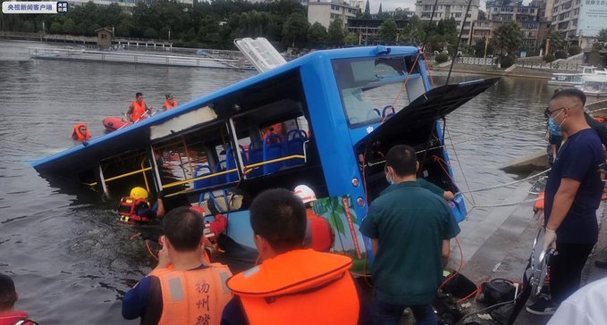 Al menos 21 muertos  y 15 heridos  tras caída de autobús de estudiantes a un embalse en China