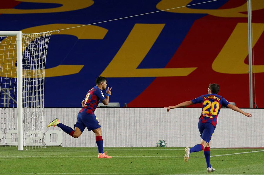 Barcelona vence al Espanyol y sigue tras la disputa de la Liga Española