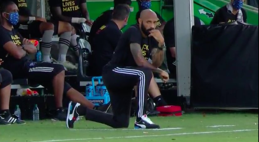 Thierry Henry se une a las prostestas contra el racismo y dirige hincado durante 8.46 minutos