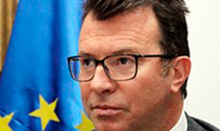 El CN condecora a embajador de la UE en Honduras con la placa de oro