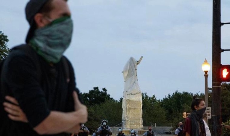 Estatua de Cristóbal Colón es removida en Chicago por orden de la alcaldesa