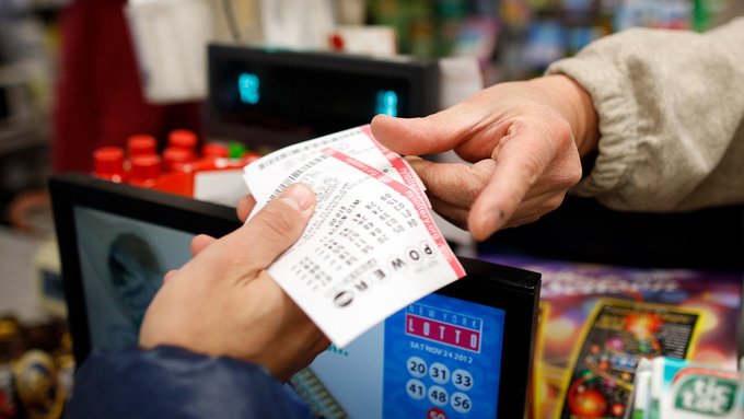 Una australiana compra por primera vez en su vida un boleto de lotería y gana 35 millones de dólares Una australiana compra por primera vez en su vida un boleto de lotería y gana 35 millones de dólares