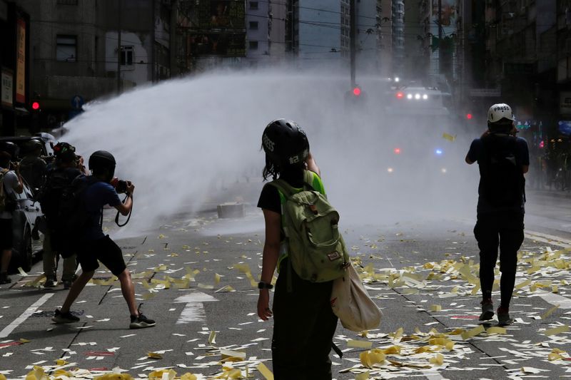 La Policía de Hong Kong utiliza cañones de agua para dispersar las protestas contra la nueva ley de seguridad La Policía de Hong Kong utiliza cañones de agua para dispersar las protestas contra la nueva ley de seguridad