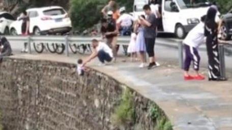 ¡Locura! Colgaron a un niño de un precipicio para sacarle una foto ¡Locura! Colgaron a un niño de un precipicio para sacarle una foto