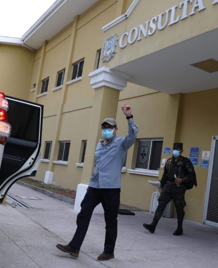 Dan de alta al Presidente Hernández pero seguirá usando sus medicamentos y cuidados generales para cumplir aislamiento domiciliario