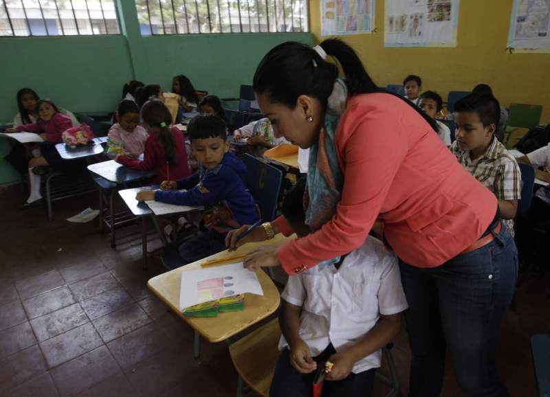 Docentes recibirán reajuste salarial a partir de este mes Docentes recibirán reajuste salarial a partir de este mes